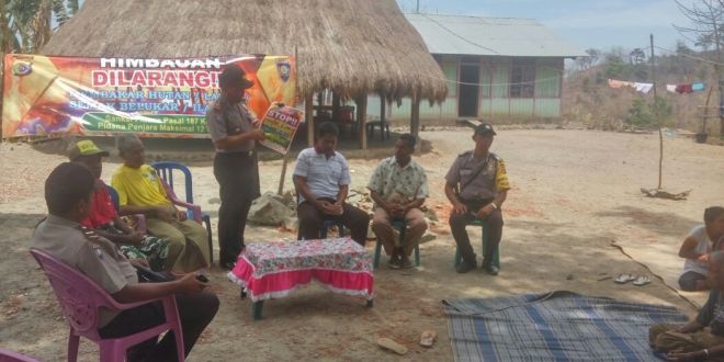 Tidak hanya bersosialisasi, Pemasangan Stiker himbau cegah karhutla juga dilakukan Satuan Binmas Polres Belu