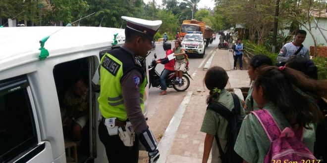 Anggota Sat Lantas Polres Belu Beri Tumpangan Gratis Sambil Kampanye Tertib Berlalu Lintas