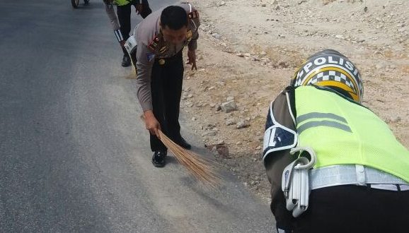 Minimalisir angka kecelakaan, Sat Lantas Polres Rote Ndao bersihkan salah satu faktor penyebab kecelakaan