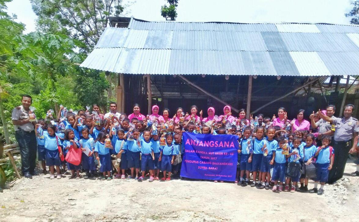 Di dampingi Kanit Binmas Polsek Loli, Bhayangkari Cabang Polres Sumba Barat gelar anjangsana ke SD Paralel