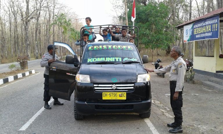 Anggota Polsubsektor Nenuk Temukan Pengendara Bawa Senjata Tajam