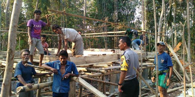 Bersama kordinator lapangan, Bhabinkamtibmas pantau program bantuan