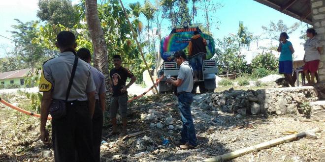 Salurkan air bersih, Kapolsek Wewewa Barat himbau warga manfaatkan air sebaik-baiknya