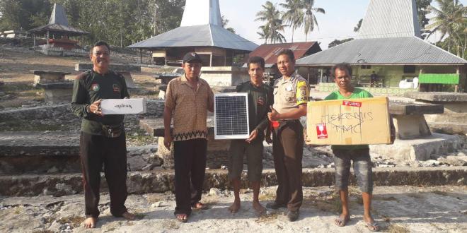 Bhabinkamtibmas Polsek Wewewa Timur hadiri penyerahan  9 (sembilan) unit Pembangkit Listrik Tenaga Surya (PLTS) kepada Masyarakat oleh Pemerintah