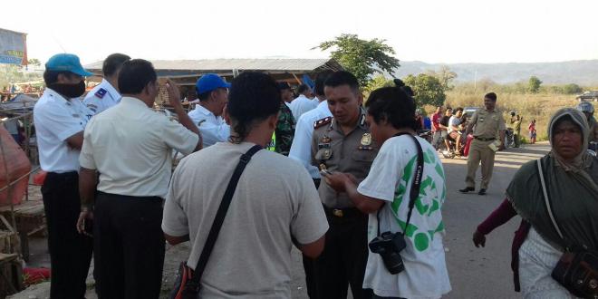 Bersama Instansi terkait Kapolsek Loura tertibkan Pedagang Kaki Lima di Pasar Omba Komi