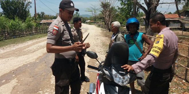 Anggota Polsek Sasitamean Amankan Sebilah Senjata Tajam