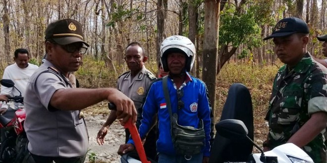 Aparat Polsek Tasifeto Barat Amankan Warga Bawa Sangkur dan Kelewang