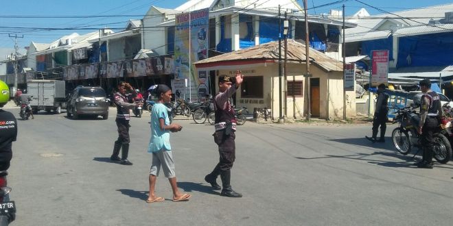 Anggota Sabhara Polres Belu Urai Kemacetan Di Pasar Baru