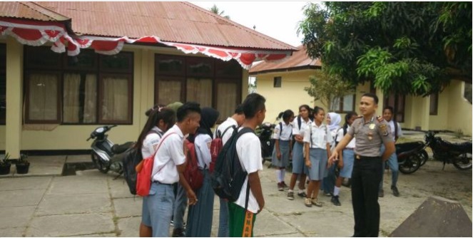 Kapolsek Lewa himbau pelajar untuk tertib berlalulintas