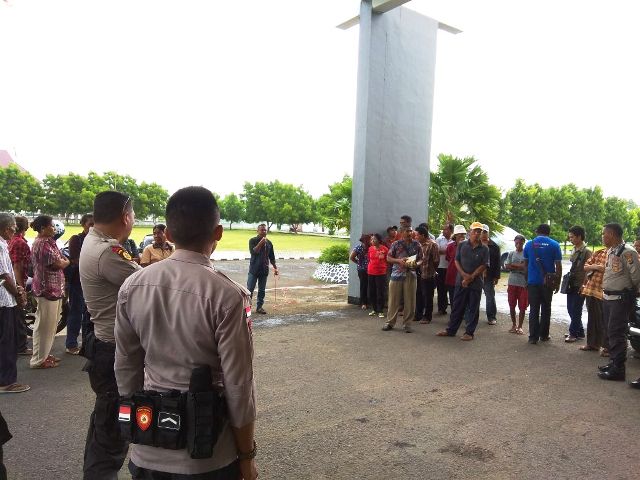 Anggota Sabhara Melaksanakan Pengamanan Penyerahan Peryataan Sikap Bpd Desa Laranwutun Kec. Ileape, Kab. Lembata