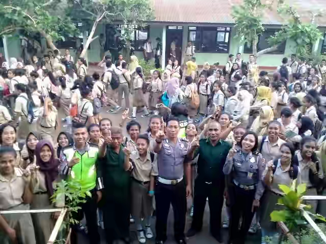 Dikyasa Lantas Polres Flotim, Ajak Pelajar SMA Negeri 1 Adonara Timur untuk Tertib Lalu Lintas