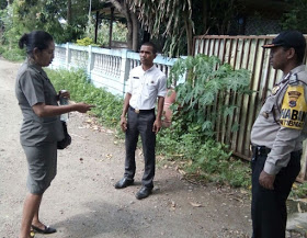 Bhabinkamtibmas Dampingi Lurah Kota Uneng Lakukan survei jalan