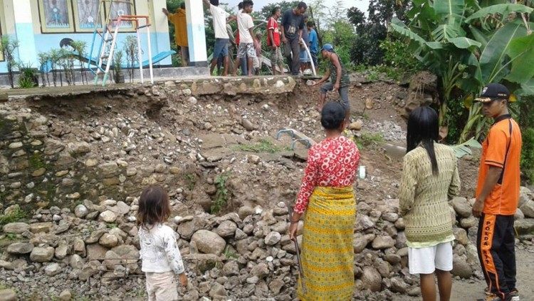 Tembok Penyokong Longsor, Bhabinkamtibmas Manuaman Polres Belu Minta Pengelola PAUD Cari Lokasi Baru Untuk Proses Belajar Mengajar