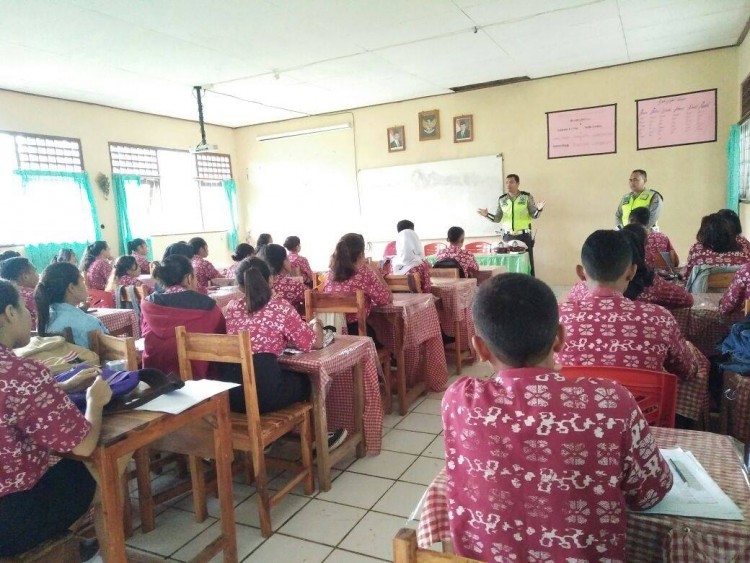 Unit Dikyasa Sat Lantas Polres Belu Sosialisasikan Keselamatan Berkendara Kepada Pelajar SMKN 1 Atambua