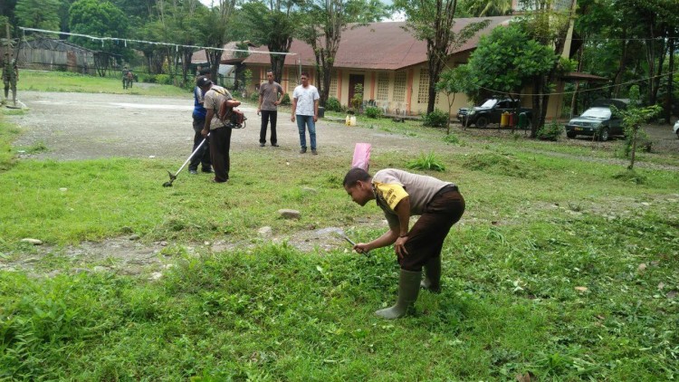 Kompak, Anggota Polsek Tasifeto Timur dan Koramil Wedomu Bersih-bersih di Gereja St.Paulus Wedomu