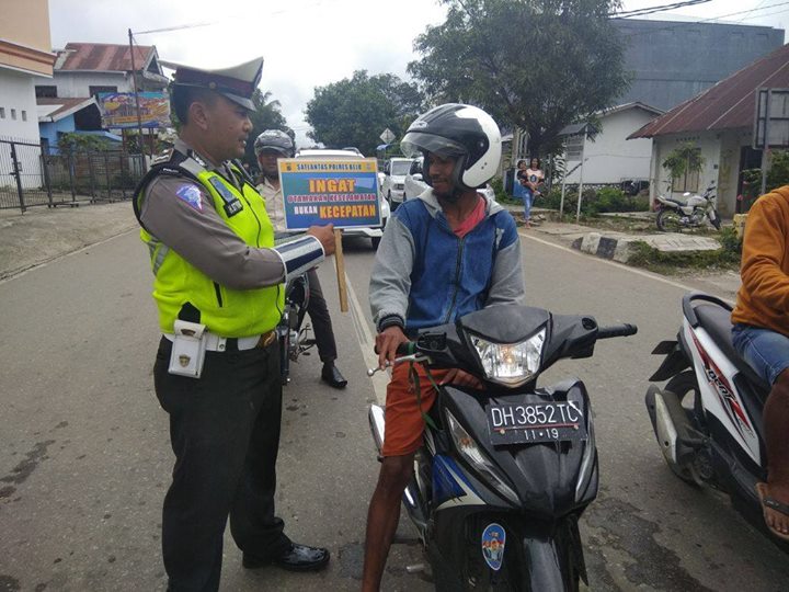 Bawa Alat Peraga, Unit Dikyasa Sat Lantas Polres Belu Ajak Pengendara Taat Berlalu Lintas