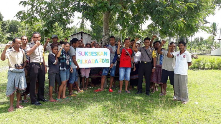 Berbekal Tulisan Sederhana , Dua Bhabinkamtibmas Sasitamean Polres Belu Ini Ajak Masyarakat Sukseskan Pilgub NTT Tahun 2018