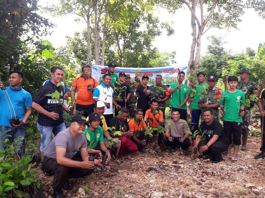 9 Bhabinkamtibmas Polsek Maulafa Turut Aksi Tanam 500 Anakan Pohon