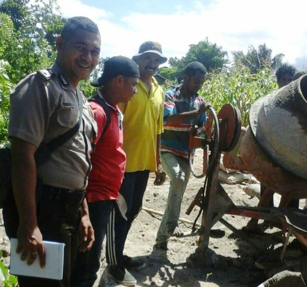 Bhabinkamtibmas Desa Lamatuka Pantau Pengerjaan Rabat Jalan yang Bersumber Dana Desa 2017