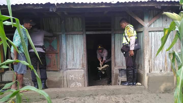 Kapolsek Miotim TTU Kunjungi Warga yang Terkena Musibah Banjir