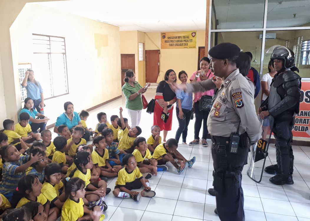 Polisi Sahabat Anak, Dit Sabhara Polda NTT sambut kedatangan anak - anak Paud