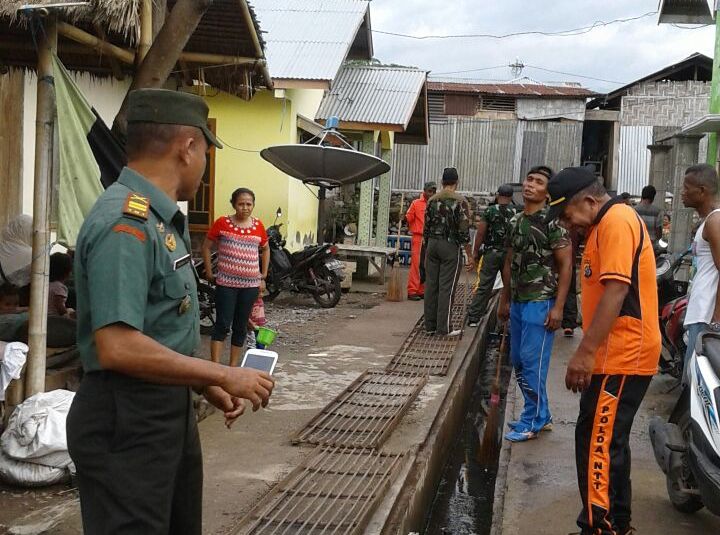 Polsek Borong Bersama Forkompinca Melaksanakan Kerja Bakti Jumat Bersih