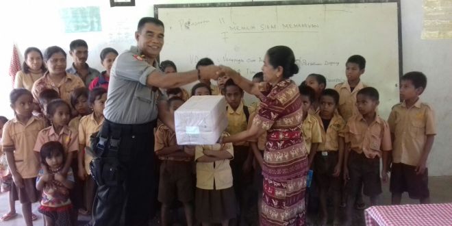 ” Jadilah Anak – anak Bangsa Yang Cerdas, Pesan Kapolsek Matawai Lapawu Saat Memberikan Bantuan Alat Tulis Ke Siswa SD Inpres Hiliwuku