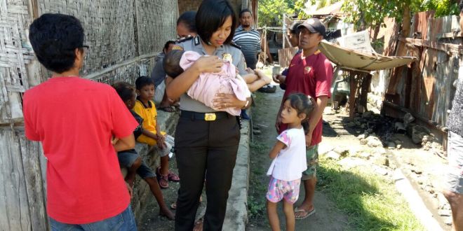 Ikut Pengamanan Eksekusi Tanah, Polwan Evakuasi Bayi