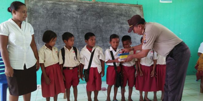 Melalui Kegiatan Police Goes to School, Kapolsek Rindi Beri Batuan Buku Dan Alat Tulis Kepada Murid SD Inpres Kandara Rindi