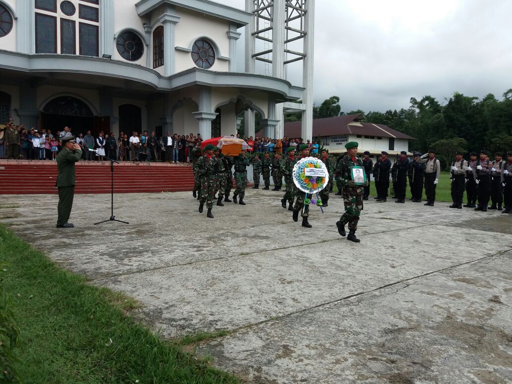 PERSONIL POLRES MANGGARAI MENGIKUTI PELAKSANAAN PEMAKAMAN MILITER