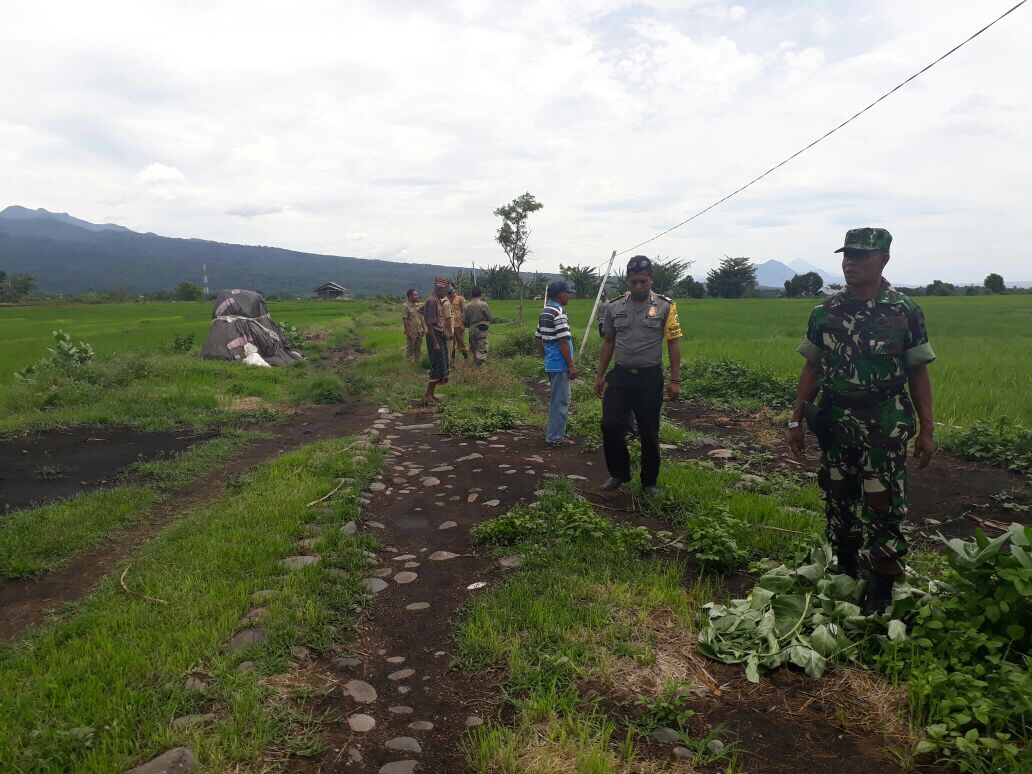 Bhabinkamtibmas Dan Danramil Desa Satarmese Amankan Pengukuran Ulang Tanah