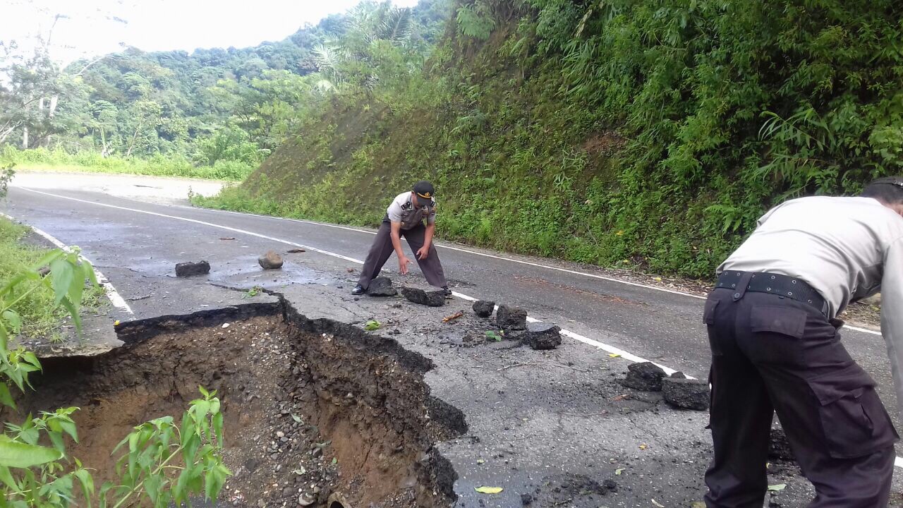 Antisipasi Longsor, Kapolsek Cibal Cek Langsung Keadaan Jalan Raya