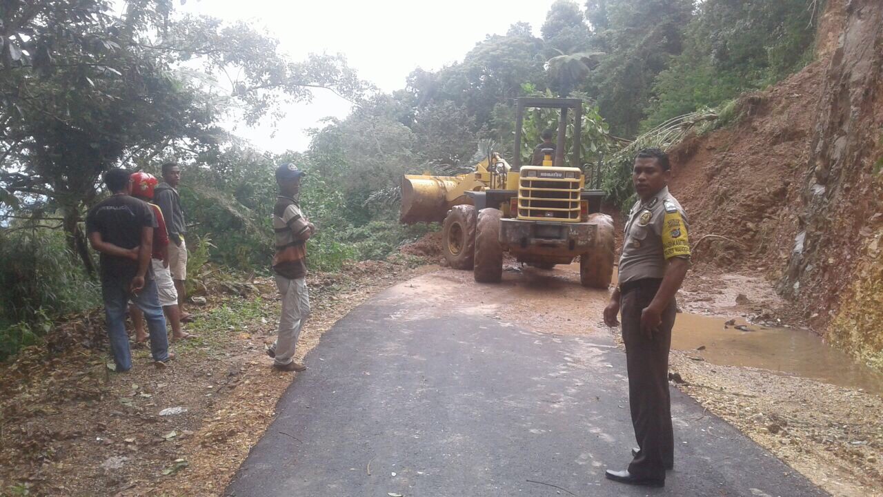 Bhabinkamtibmas Desa Bere Bantu dan Pantau Penggusuran Material Longsor