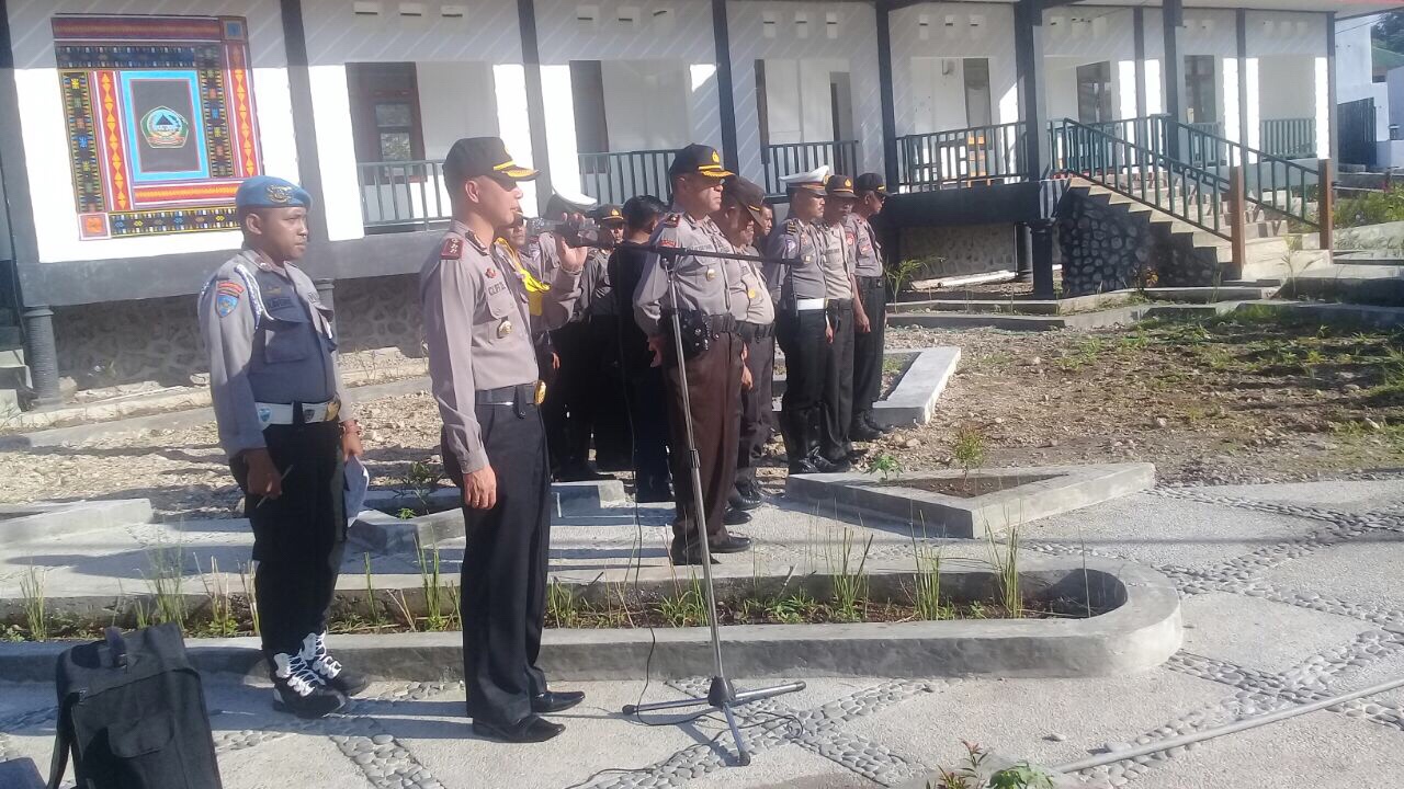 Personil Polres Manggarai Amankan Kegiatan Penarikan Nomor Urut Paslon