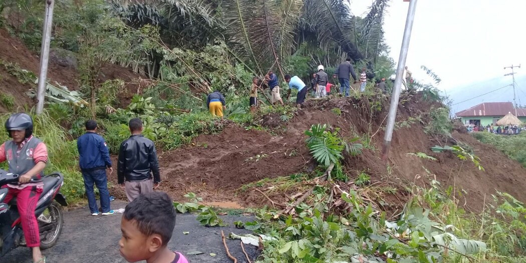 Bencana Longsor Lumpuhkan Arus Lalu-Lintas