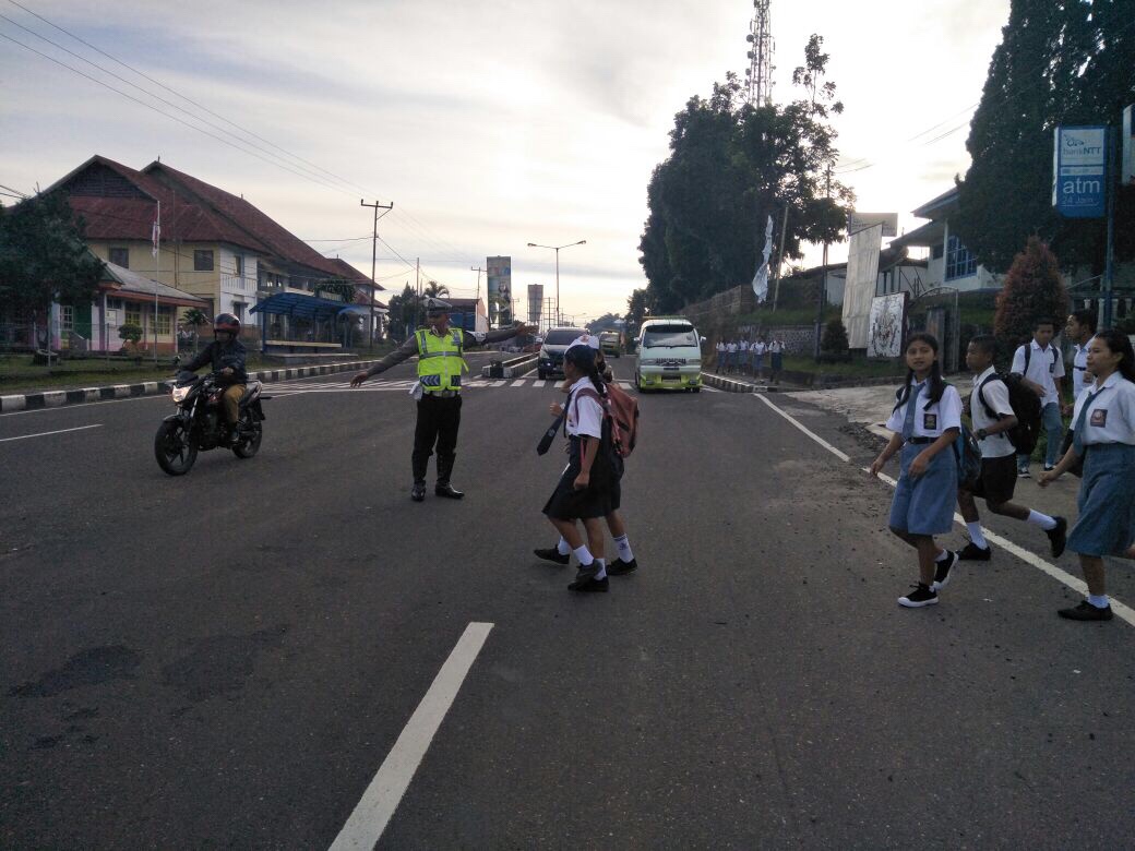 KBO Lantas dan Personil Polres Manggarai Rutin Laksananakan Pengaturan Lalin