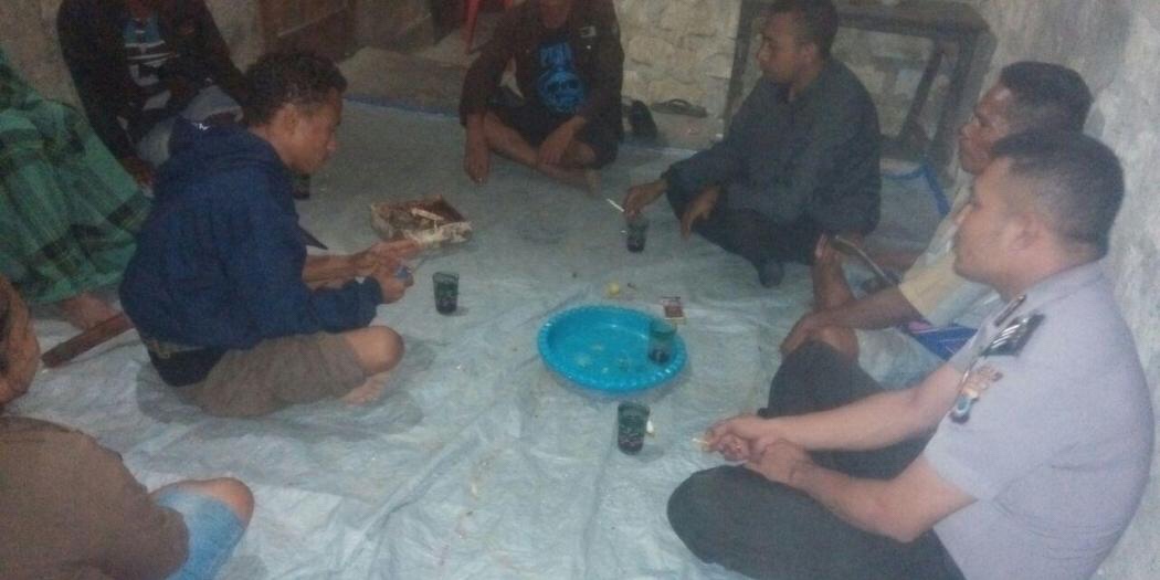 Bhabinkamtibmas Sapa Warga Dengan Pesan Kamtibmas