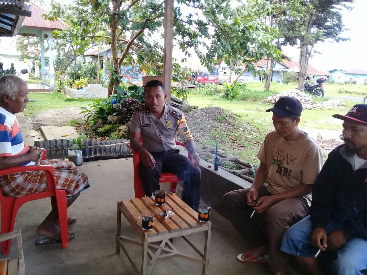 Sambangi Rumah Tokoh Adat, Bhabinkamtibmas Himbau Warga Binaanya