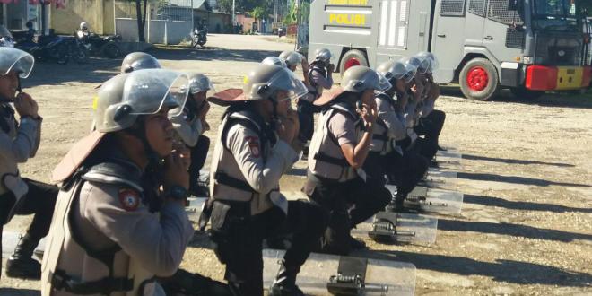 Polres Sumba Barat Gelar Latihan PHH Menghadapi Pilkada Tahun 2018