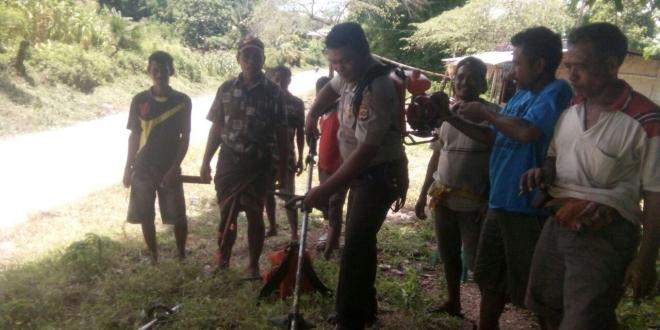 Kebersamaan antara Polri dan masyarakat desa Karuni