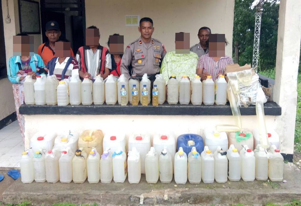 Operasi Cipkon Pilgub NTT di Tapal Batas, Polsek Laenmanen Amankan Ratusan Liter Miras Tradisional