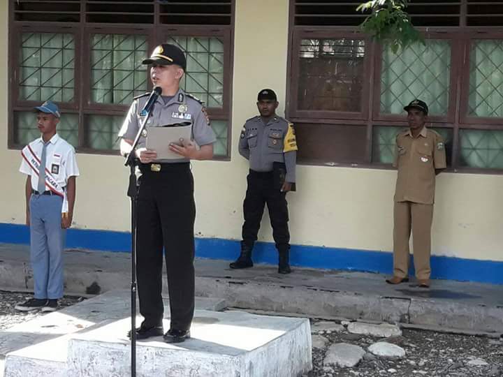 Jadi Irup di Sekolah, Kapolsek Malaka Tengah Ajak Pelajar SMAN Harekakae Jauhi Perilaku Menyimpang dan Tertib Berlalu Lintas