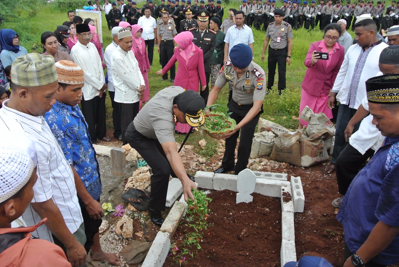 Kapolda NTT hadiri pemakaman salah satu personil Dit PamObvit Polda NTT