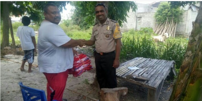 Sambangi Warga Binaannya,Bhabinkamtibmas Polres Sumba Timur Beri Bantuan