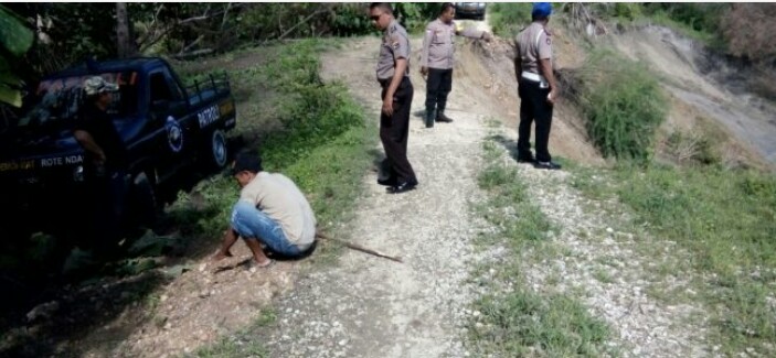 Patroli Rutin, Petugas Polsek Rote Tengah Bantu Warga Evakuasi Mobil yang Terperosok