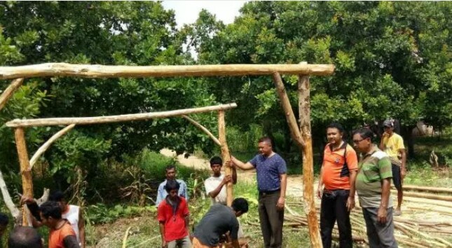 Bhabinkamtibmas Polsek Laura Bersama Warga Bangun Pos Kamling