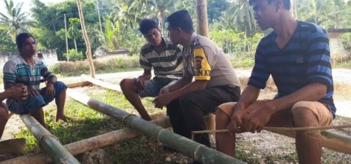 Sambangi Warga, Bhabinkamtibmas Polsek Loli Ingatkan Warga Jaga Kamtibmas