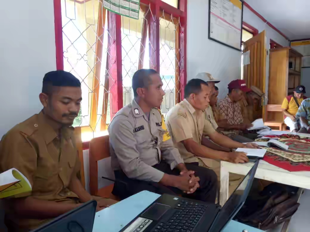 Bhabinkamtibmas Meler Hadiri Rapat musyawarah Desa