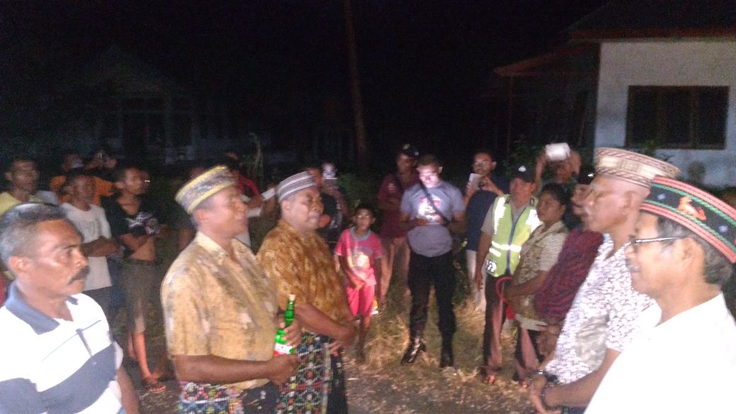 PERSONIL POLSEK KOTA KOMBA MELAKSANAKAN PENGAMANAN KAMPANYE TATAP MUKA PASLON BUPATI DAN WAKIL BUPATI MANGGARAI TIMUR DARI PAKET MERPATI