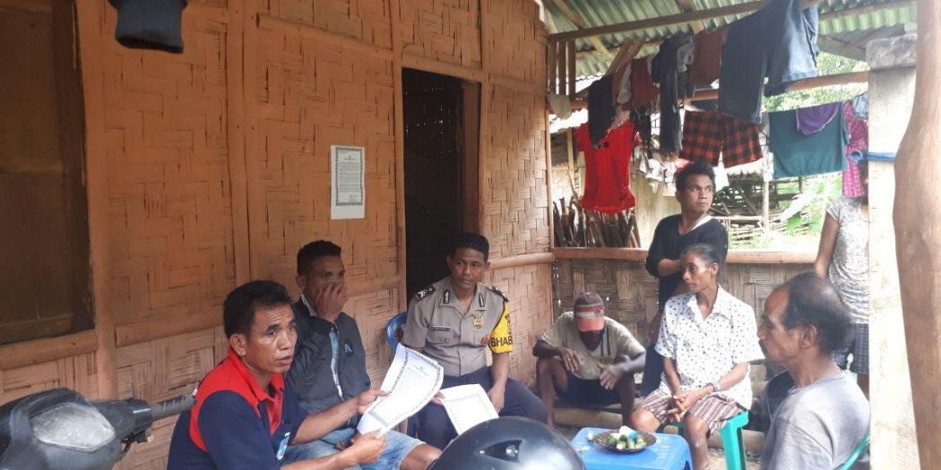 Bhabinkamtibmas Polsek Loli Mengulas Tentang Pembuatan Pos Kamling Kepada Warga